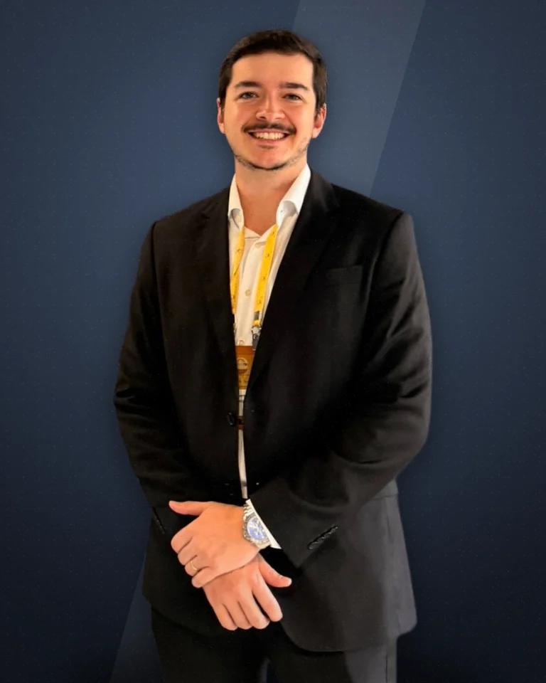 Guilherme Gontijo, de terno escuro, em retrato de estúdio